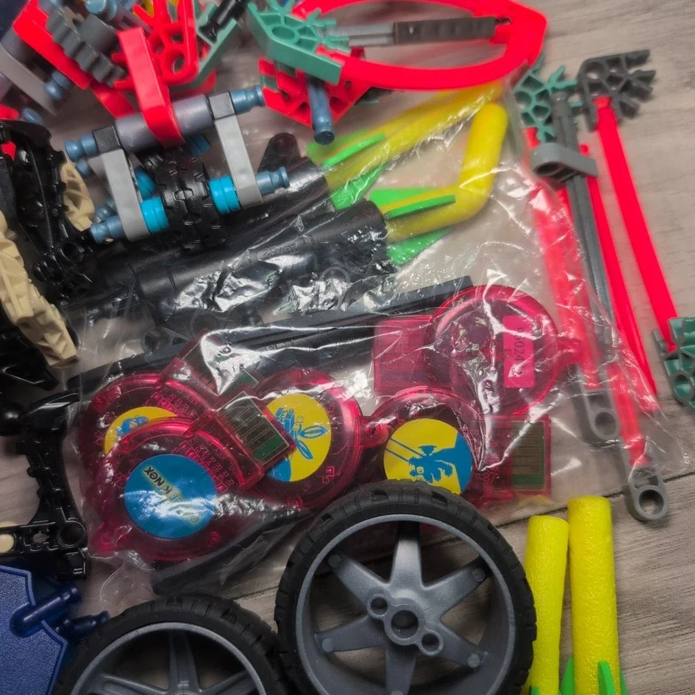 Vintage Cyber K'nex Ultra 63007 Make 5 Cyber Robots ( Missing Parts)